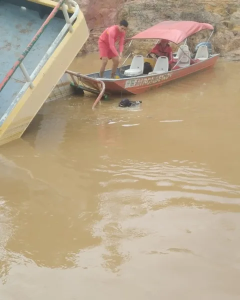 Bombeiros resgatam UBS fluvial parcialmente submersa em Rodrigues Alves; veja imagens