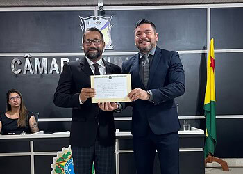 Delegado Railson (esquerda) foi diplomado na Câmara dos Vereadores de Feijó - Foto: Reprodução