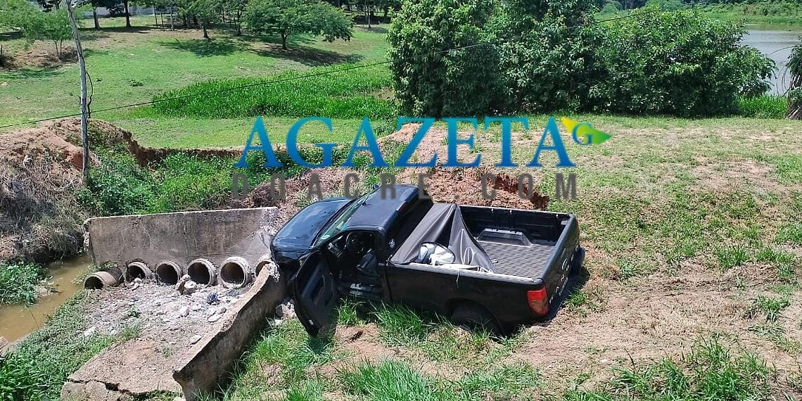 Caminhonete é abandonada após cair em ribanceira na BR-364 em Rio Branco