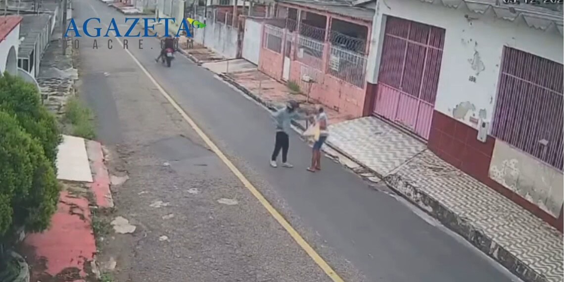 VÍDEO: Idosa é assaltada no meio da rua no Conjunto Bela Vista; criminosos levaram celular e dinheiro