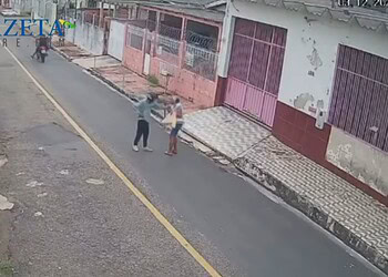VÍDEO: Idosa é assaltada no meio da rua no Conjunto Bela Vista; criminosos levaram celular e dinheiro