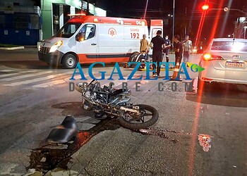 Motocicleta parte ao meio após colisão com ‘tartaruga’ de sinalização na Avenida Ceará