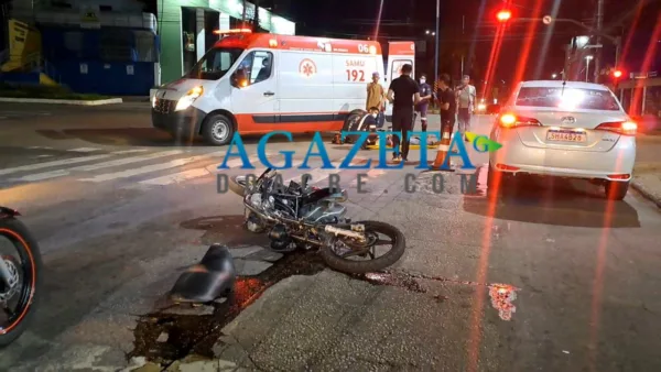 Motocicleta parte ao meio após colisão com ‘tartaruga’ de sinalização na Avenida Ceará