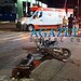 Motocicleta parte ao meio após colisão com ‘tartaruga’ de sinalização na Avenida Ceará