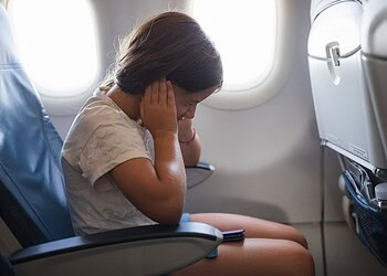Polêmica no avião: como acalmar uma criança que está chorando no voo?