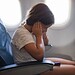 Polêmica no avião: como acalmar uma criança que está chorando no voo?