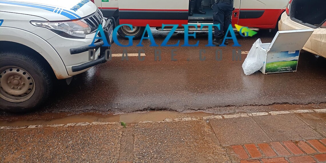 Homem causa acidente ao se atirar na frente de moto em movimento na Amadeo Barbosa