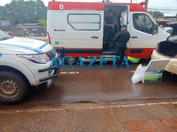 Homem causa acidente ao se atirar na frente de moto em movimento na Amadeo Barbosa