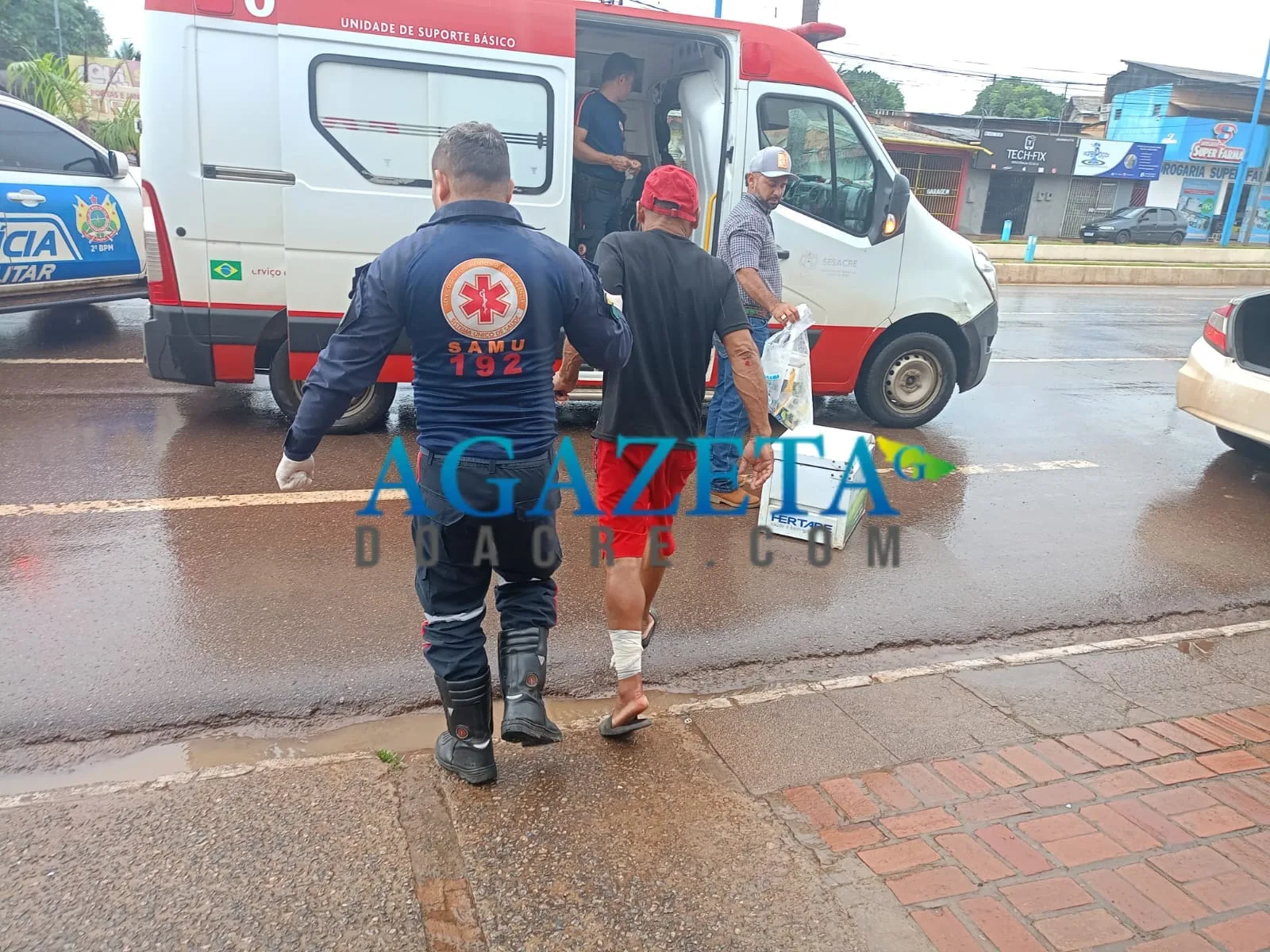 Homem causa acidente ao se atirar na frente de moto em movimento na Amadeo Barbosa