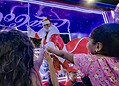 Inauguração da decoração natalina leva multidão à Praça da Revolução; veja fotos