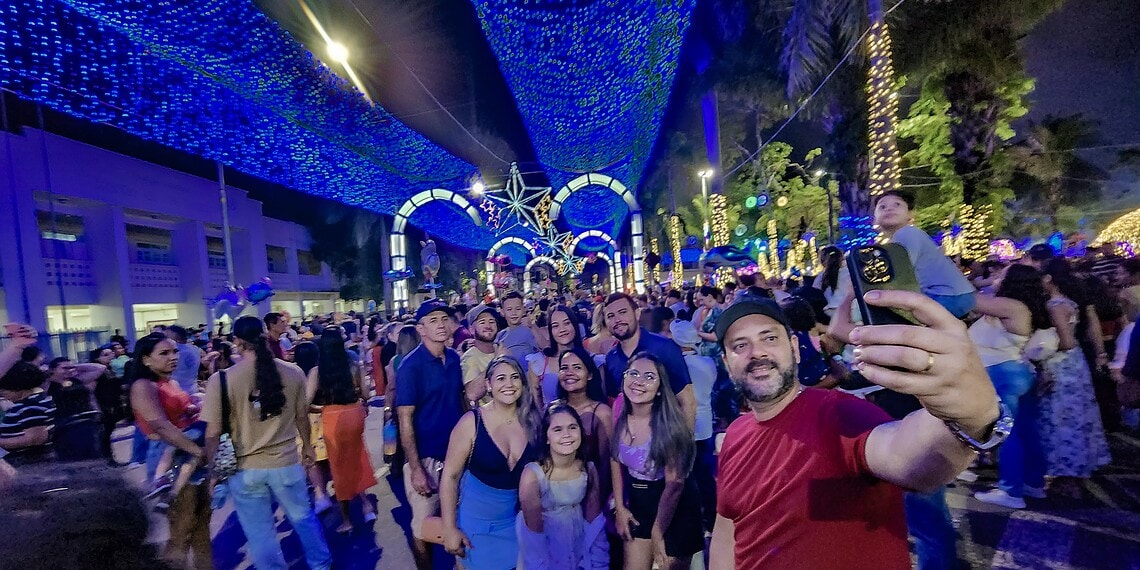 Inauguração da decoração natalina leva multidão à Praça da Revolução; veja fotos