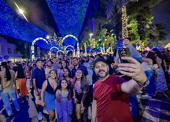 Inauguração da decoração natalina leva multidão à Praça da Revolução; veja fotos