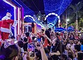 Inauguração da decoração natalina leva multidão à Praça da Revolução; veja fotos