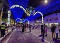 Com Papai Noel azul, 'neve' e muitas luzes, Praça da Revolução encanta público em Rio Branco