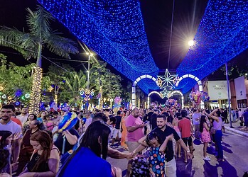 Com Papai Noel azul, 'neve' e muitas luzes, Praça da Revolução encanta público em Rio Branco