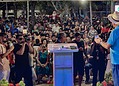 Inauguração da decoração natalina leva multidão à Praça da Revolução; veja fotos