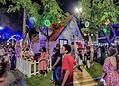 Com Papai Noel azul, 'neve' e muitas luzes, Praça da Revolução encanta público em Rio Branco