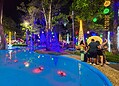 Com Papai Noel azul, 'neve' e muitas luzes, Praça da Revolução encanta público em Rio Branco