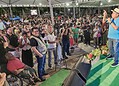 Inauguração da decoração natalina leva multidão à Praça da Revolução; veja fotos