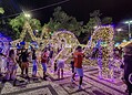 Inauguração da decoração natalina leva multidão à Praça da Revolução; veja fotos