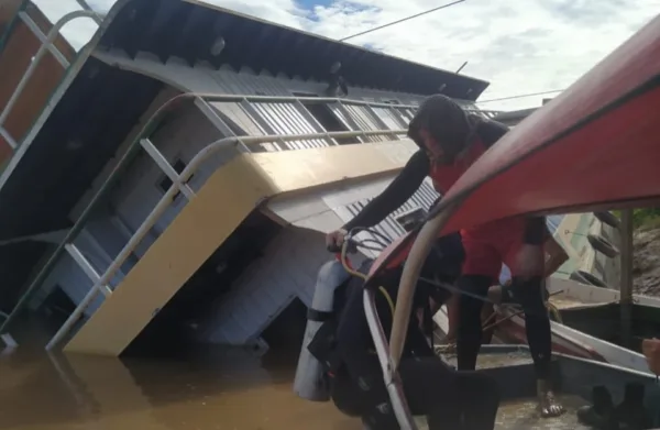 Bombeiros resgatam UBS fluvial parcialmente submersa em Rodrigues Alves; veja imagens