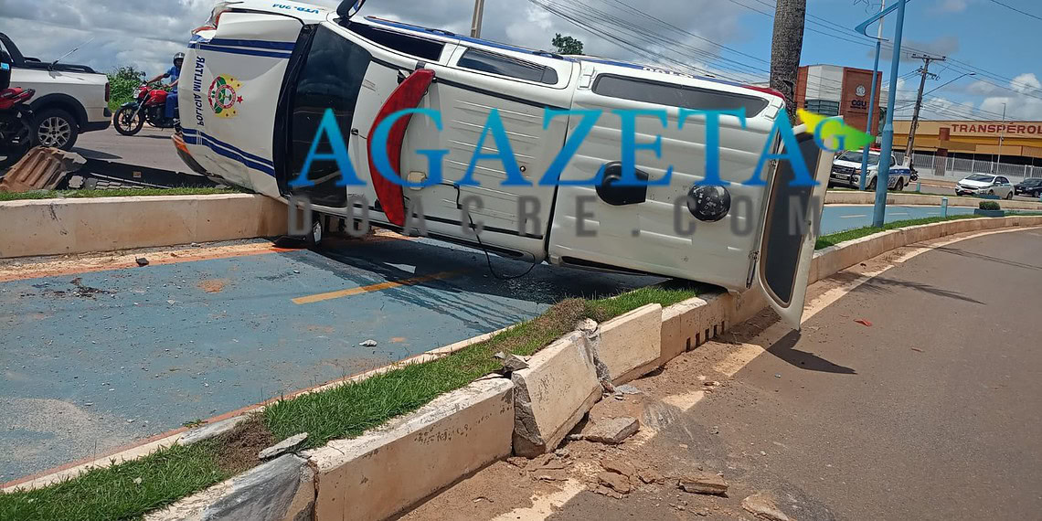 Viatura da Polícia Militar tomba durante perseguição em Rio Branco; dois policiais ficam feridos