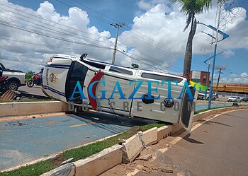 Viatura da Polícia Militar tomba durante perseguição em Rio Branco; dois policiais ficam feridos