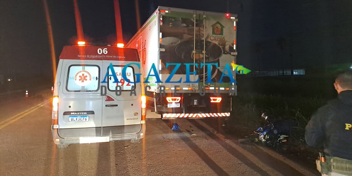 Motociclista colide com caminhão estacionado na BR-364 e fica desacordado