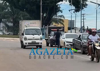 PM evita atropelamento e socorre homem em surto na Via Chico Mendes
