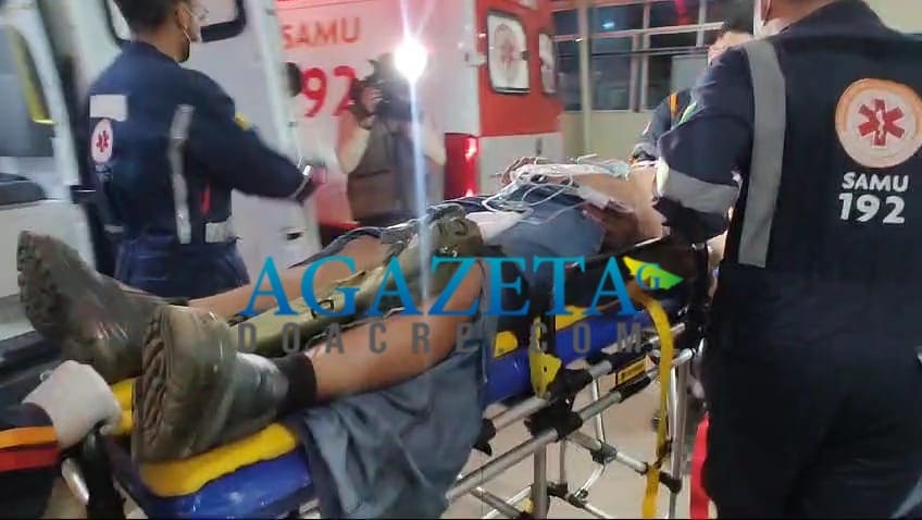 Motociclista fica ferido após colidir contra poste na capital