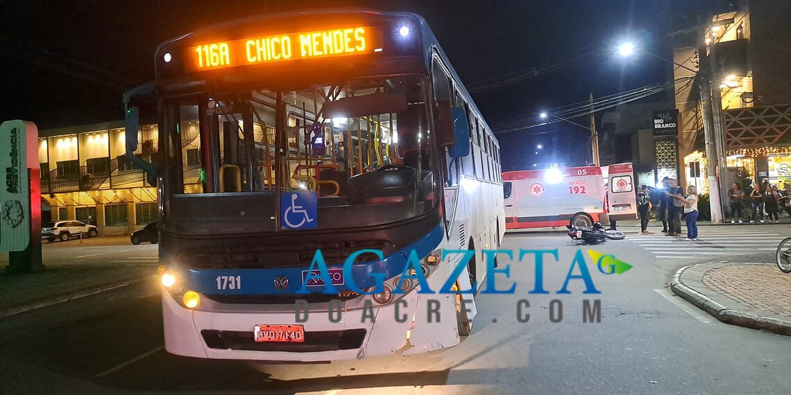 Motociclista fica ferida após colidir com ônibus em cruzamento no Centro de Rio Branco