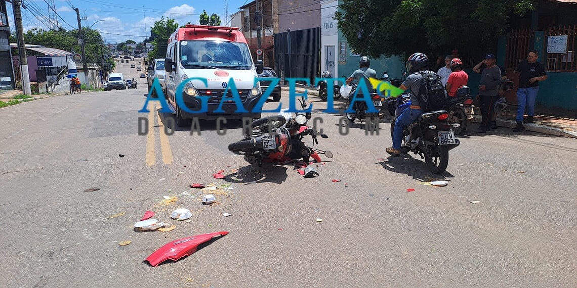 Acidente de trânsito entre motocicletas deixa veículos destruídos e pilotos feridos no Centro de Rio Branco