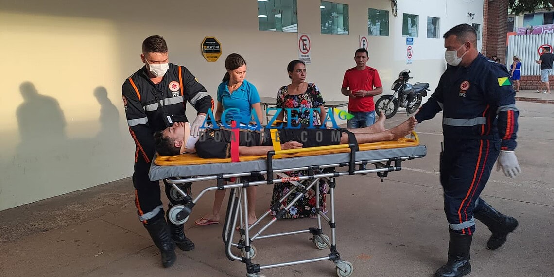 Colisão entre moto e carro deixa dois jovens feridos em Rio Branco; um deles sofreu traumatismo craniano