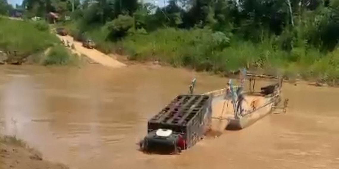 VÍDEO: Caminhão cai no Rio Acre durante travessia em balsa de Xapuri; motorista pulou pela janela