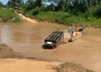 VÍDEO: Caminhão cai no Rio Acre durante travessia em balsa de Xapuri; motorista pulou pela janela