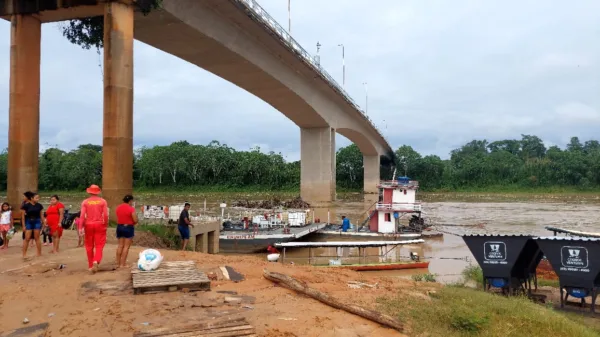 Bombeiros fazem buscas por homem que caiu de balsa no Rio Purus, em Manoel Urbano