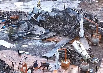 Destroços do avião que caiu sobre loja em Gramado — Foto: RBS TV/Reprodução