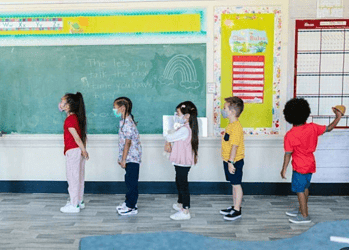 Crianças na escola, durante a pandemia: interrupção de marcos importantes da vida foi especialmente traumatizante para os mais jovens - (crédito: Pexels/divulgação )