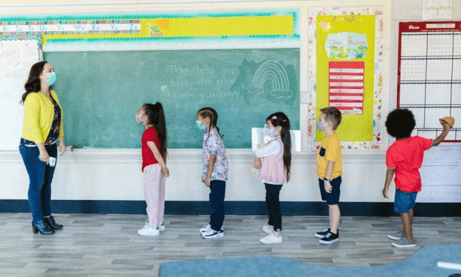 Crianças na escola, durante a pandemia: interrupção de marcos importantes da vida foi especialmente traumatizante para os mais jovens - (crédito: Pexels/divulgação )