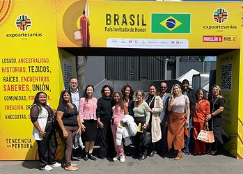 Representantes do Acre durante a feira Expoartesanías, na Colômbia, junto com outras expositoras. Foto: cedida