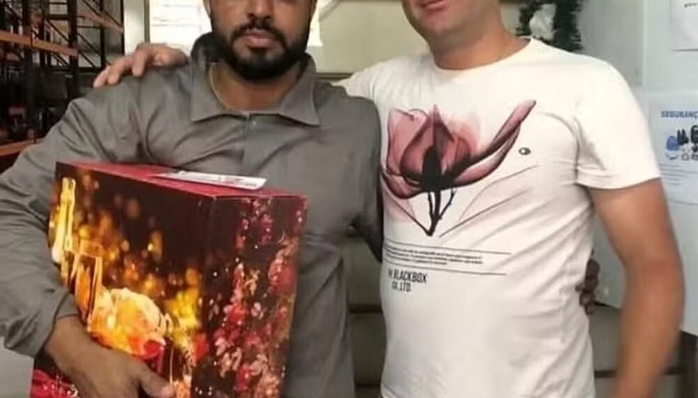 Funcionário Eliandro e o empresário Kerli em foto publicada das redes sociais da empresa em 2022 — Foto: Reprodução/Redes Sociais