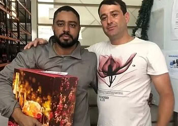 Funcionário Eliandro e o empresário Kerli em foto publicada das redes sociais da empresa em 2022 — Foto: Reprodução/Redes Sociais