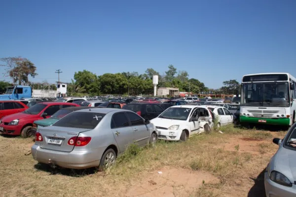 Detran notifica condutores a regularizarem 129 veículos apreendidos antes que sejam leiloados