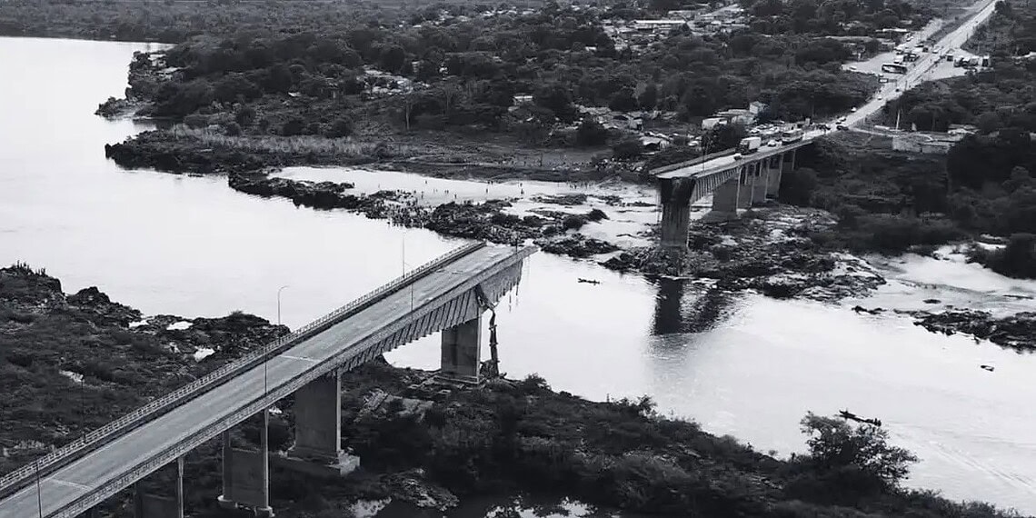 Resgatado corpo em cabine de caminhão submerso após queda de ponte