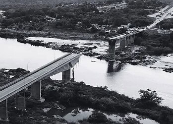 Sobe para 14 o número desaparecidos após queda de ponte