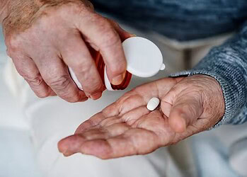 Estudo destacou omeprazol, que está associado ao aumento das chances de manifestar problemas cognitivos na terceira idade — Foto: Freeepik