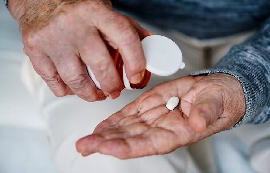 Estudo destacou omeprazol, que está associado ao aumento das chances de manifestar problemas cognitivos na terceira idade — Foto: Freeepik