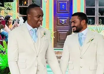 A Ilha de Gigoia, no Rio de Janeiro, foi palco do encantador casamento de Rizo Araújo e Erlando Warlen. Veja mais na coluna No Circuito
