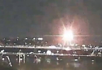 Momento de colisão entre dois veículos aéreos próximo a aeroporto de Washington, DC - (crédito: Kennedy Center Cam)