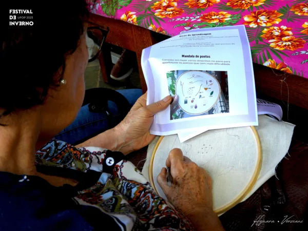 Curso em Rio Branco ensina bordado com fotografias e alia arte, saúde mental e renda extra